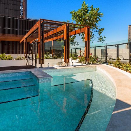Fv By Peppers Aparthotel Brisbane Kültér fotó The rooftop pool at the Emporium Hotel South Bank