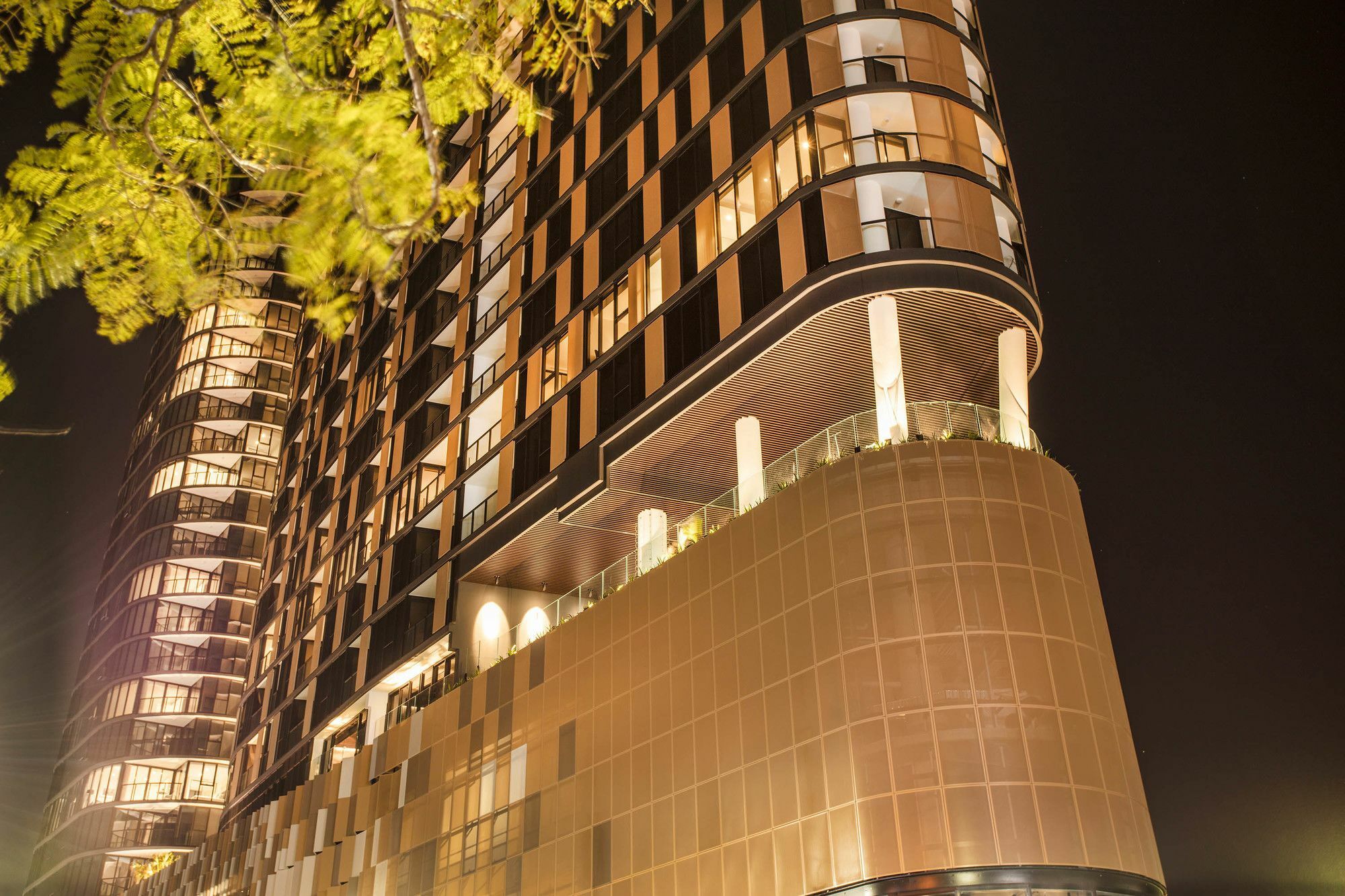 Fv By Peppers Aparthotel Brisbane Kültér fotó The building at night