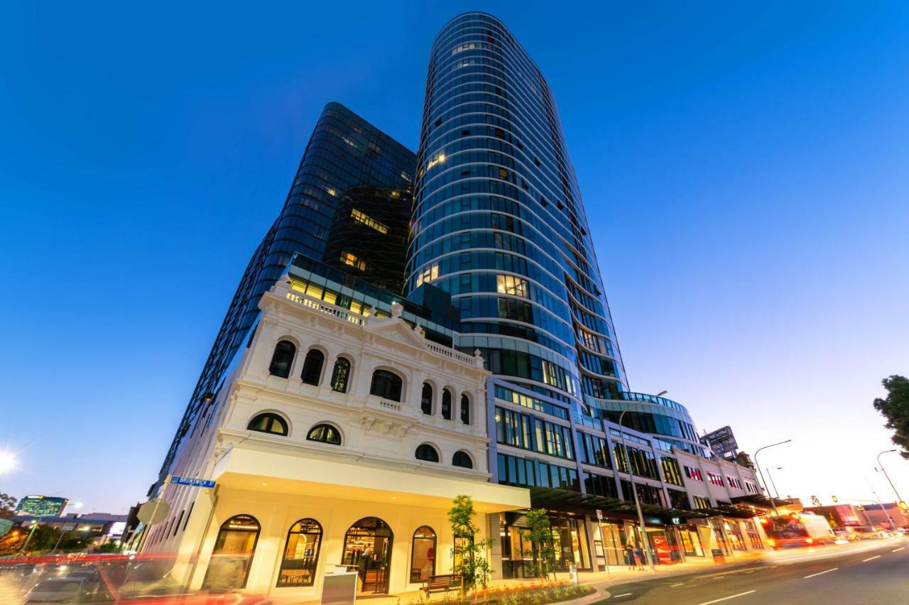 Fv By Peppers Aparthotel Brisbane Kültér fotó The hotel at night