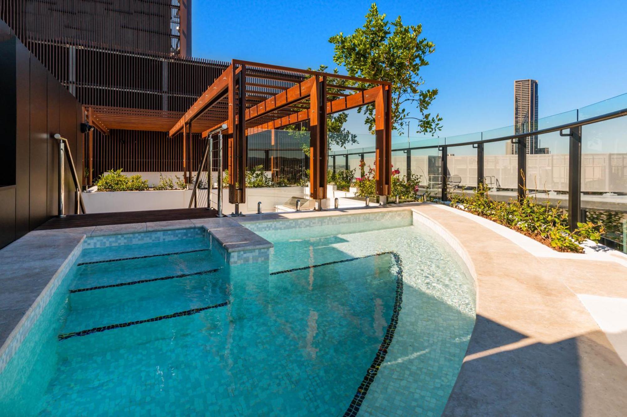 Fv By Peppers Aparthotel Brisbane Kültér fotó The rooftop pool at the Emporium Hotel South Bank