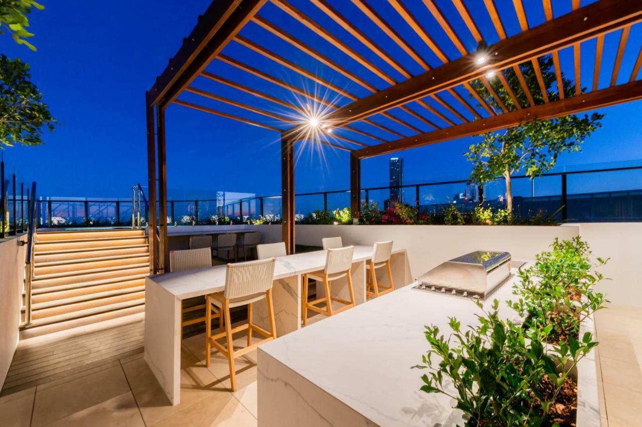 Fv By Peppers Aparthotel Brisbane Kültér fotó Rooftop bar