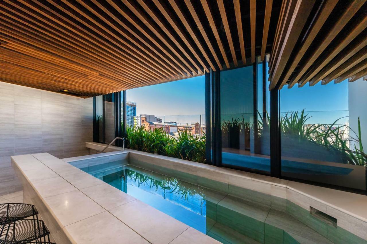 Fv By Peppers Aparthotel Brisbane Kültér fotó Rooftop pool