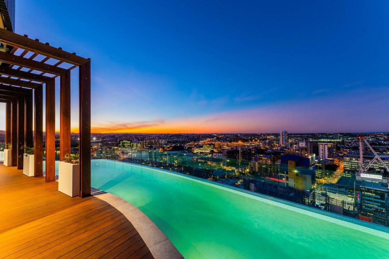 Fv By Peppers Aparthotel Brisbane Kültér fotó Infinity pool at the rooftop of the hotel